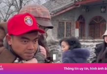 Khách Việt cõng cô gái vượt nghìn bậc đá đi cấp cứu ở Trung Quốc