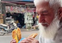 Cùng dâu Việt dạo phố Hà Nội, bố chồng Pakistan tấm tắc khen món 8.000 đồng