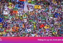 Báo ngoại choáng ngợp cảnh nghìn người cắm trại dưới chân núi Bà Đen