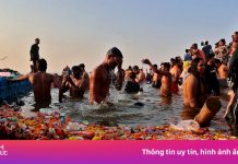 Quần quật dọn 20.000 tấn rác tại lễ hội đông nhất hành tinh