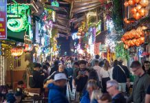 Phố cà phê đường tàu ở Hà Nội lại chật kín khách du lịch