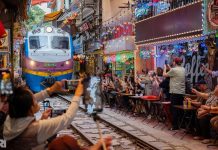 Phố cà phê đường tàu đông kín dù Hà Nội yêu cầu không đưa du khách tới đây