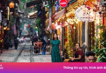 Khách Tây tiếc nuối, chủ quán ngồi chơi nhìn phố đường tàu rào chắn