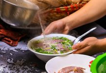 Những quán ăn quanh “Hàm cá mập” luôn chật kín khách từ sớm đến đêm muộn