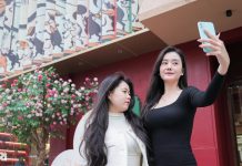 Sử dụng tranh Đông Hồ làm biển hiệu, quán cà phê hút hơn trăm lượt khách