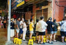 TPHCM: Xếp hàng dài chục mét, chờ cả tiếng để ăn món bánh chỉ bán sau 20h