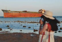 Tàu ‘ma’ mắc cạn ở bãi biển Ninh Thuận thành điểm hút khách check-in