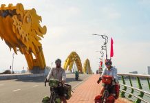 Cặp đôi thuyền trưởng bỏ lương nghìn USD ở trời Tây, đạp xe quanh thế giới