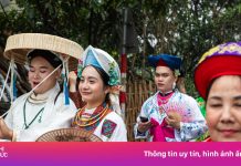 Hàng nghìn người đội mưa xem rước kiệu Thánh Mẫu tại Tuyên Quang