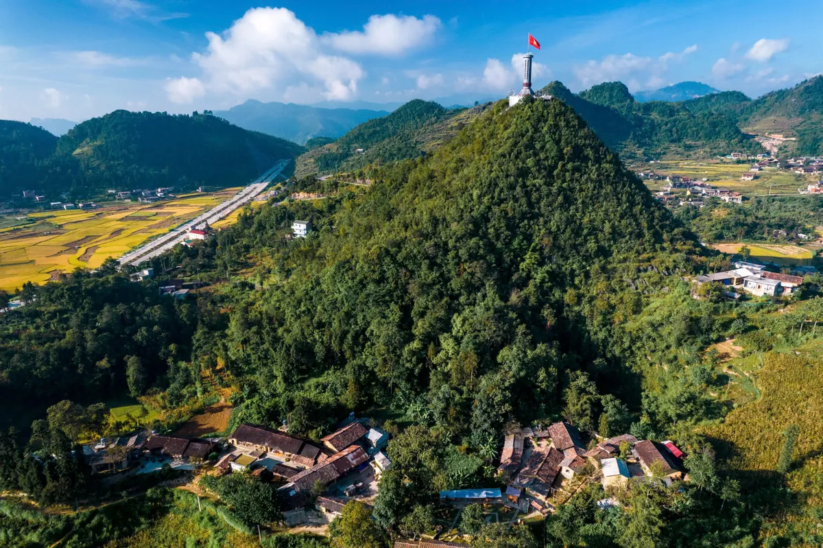 Có gì đặc biệt ở Thèn Pả - ngôi làng bình dị của người Mông dưới chân cột cờ Lũng Cú? - Ảnh 1.