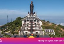 Cảnh cờ đỏ sao vàng trên đỉnh Bà Đen gây sốt