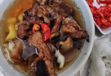 Hà Nội: Sâu còn sống ngoe nguẩy trong bát bún chả, chủ quán nói gì?