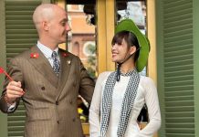 Anh Tây đi giữa trời mưa tặng nước sâm cho chiến sỹ tập diễu binh