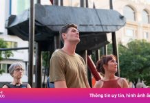 Trầm trồ xem xe tăng M24, cọc Bạch Đằng tại phố đi bộ Nguyễn Huệ