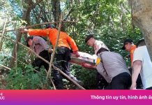 Khách Nga bị sóng cuốn ngã khi chụp ảnh selfie ở Bali