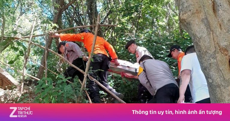 Khách Nga bị sóng cuốn ngã khi chụp ảnh selfie ở Bali Khách Nga bị sóng cuốn ngã khi chụp ảnh selfie ở Bali