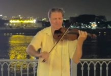 Khách Tây chơi đàn bài “Nối vòng tay lớn” ở bến Bạch Đằng TPHCM gây sốt