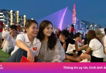 Trải thảm ăn bánh mì, trứng luộc chờ xem bắn đại bác ở Bến Bạch Đằng