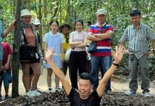 Khách Tây bất ngờ rồi cúi đầu khóc nghẹn khi tới thăm địa đạo Củ Chi