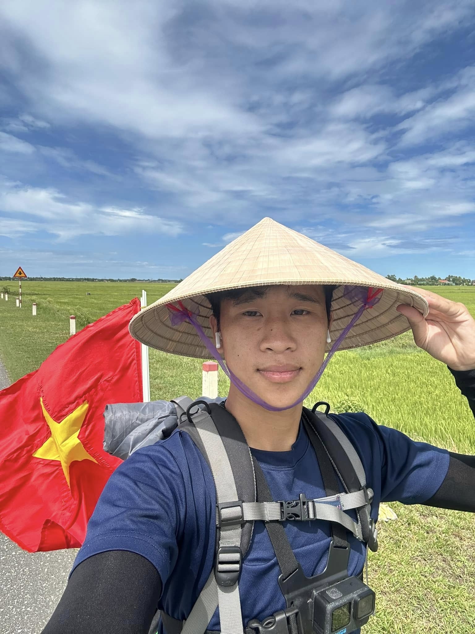 Chàng trai đạp xe từ Hà Nội vào TPHCM trong 16 ngày để xem diễu binh 30/4 - 2