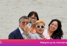 Khách Tây nườm nượp ra Cát Bà ngày cuối nghỉ lễ