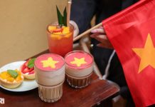 “Cà phê yêu nước” rực đỏ khắp Hà Nội, bán cả trăm cốc/ngày