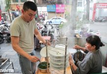 Hà Nội: Quán bánh ướt “đĩa chồng đĩa”, hút khách bởi cách ăn độc đáo Hà Nội: Quán bánh ướt "đĩa chồng đĩa", hút khách bởi cách ăn độc đáo