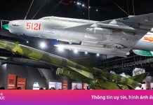 Xếp hàng dài cả trăm mét để mua vé tham quan Bảo tàng Lịch sử Quân sự