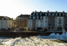 Cảnh tượng như ‘ngày tận thế’ ở nơi có sóng thủy triều xô lên tận nóc nhà