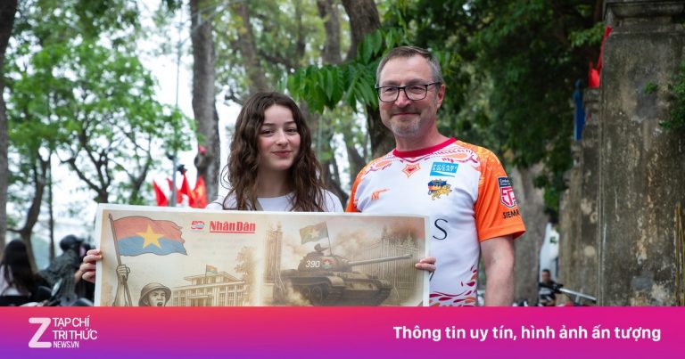 Chen chân nhận phụ san báo Nhân Dân mừng 50 năm thống nhất