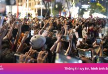 Biển người ngày đêm ngóng màn diễn tập bắn đại bác ở Bến Bạch Đằng