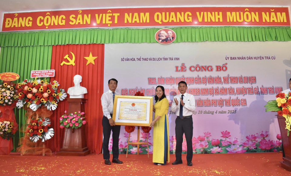 Nghề làm chiếu Cà Hom đón nhận danh hiệu Di sản Văn hóa phi vật thể - Ảnh 1.