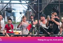 Khách Tây phấn khích xem tổng hợp luyện