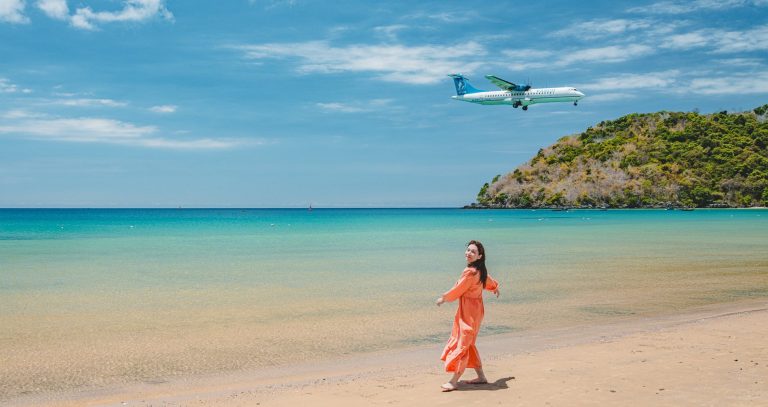 Ghé bãi biển ‘đẹp nhất thế giới’ ở Côn Đảo, khách ‘đội’ nắng săn ảnh máy bay