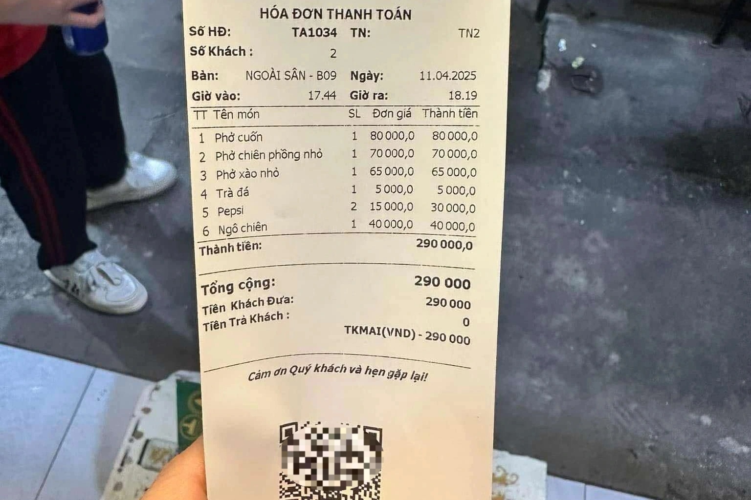 Hà Nội: Khách đặt đồ uống bị thừa không dùng hết, quán không cho trả lại - 1