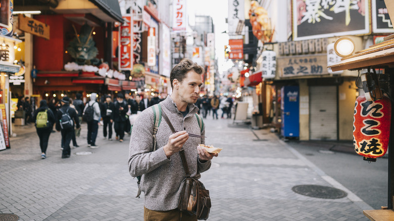 how serious is eating while walking in japan 1716894304.jpg