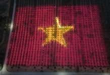 Cờ Tổ quốc gần 9.000m2 lấp lánh trong đêm tại vườn thanh long