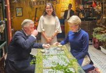 Chủ quán ở Hà Nội chia sẻ chuyện mời Nhà vua và Hoàng hậu Bỉ cà phê trứng