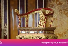 Một tiếng trước khi ngai vàng triều Nguyễn bị đập gãy