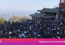 Cảnh đông đúc khó tưởng tại núi Trung Quốc dịp 1/5