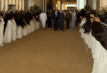 Màn múa tung tóc gây ‘sốt’ chào đón ông Trump tại UAE