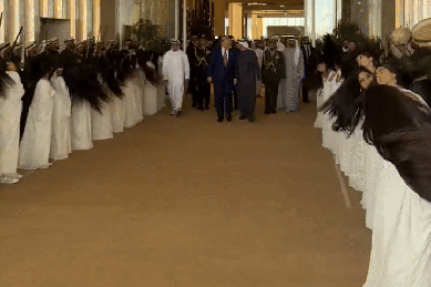 Màn múa tung tóc gây ‘sốt’ chào đón ông Trump tại UAE Màn múa tung tóc gây ‘sốt’ chào đón ông Trump tại UAE