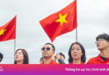 Du khách mặc áo đỏ sao vàng đổ về những điểm du lịch ngày đầu nghỉ lễ