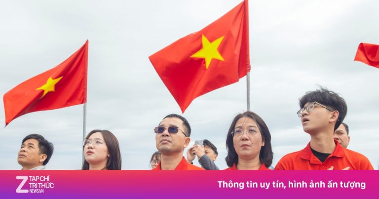 Du khách mặc áo đỏ sao vàng đổ về những điểm du lịch ngày đầu nghỉ lễ