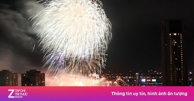 Đua nhau bán chỗ ngồi sân thượng xem pháo hoa Đà Nẵng Đua nhau bán chỗ ngồi sân thượng xem pháo hoa Đà Nẵng