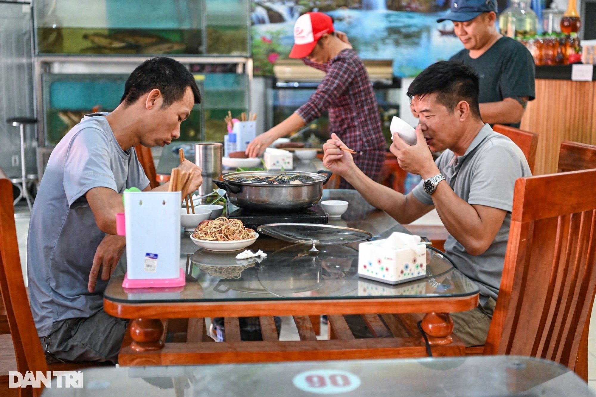 Luật ngầm chia hoa hồng cho tài xế: Nhà hàng chặt chém khách để bù lỗ? - 2
