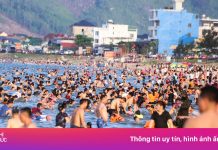 Nghìn nghịt khách tại bãi biển Thiên Cầm