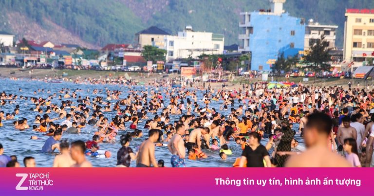 Nghìn nghịt khách tại bãi biển Thiên Cầm Nghìn nghịt khách tại bãi biển Thiên Cầm