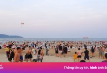 Biển Đà Nẵng đến tối vẫn đông