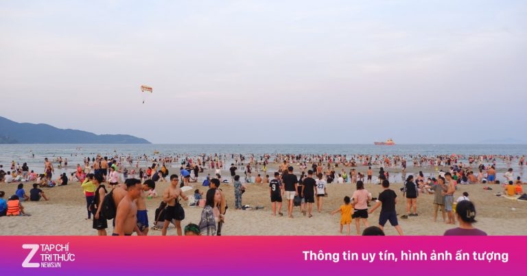 Biển Đà Nẵng đến tối vẫn đông Biển Đà Nẵng đến tối vẫn đông
